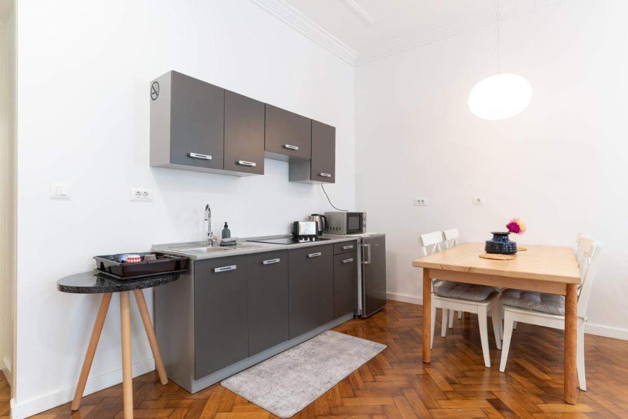 Mimi Carera Apartment & Room Ровінь Екстер'єр фото