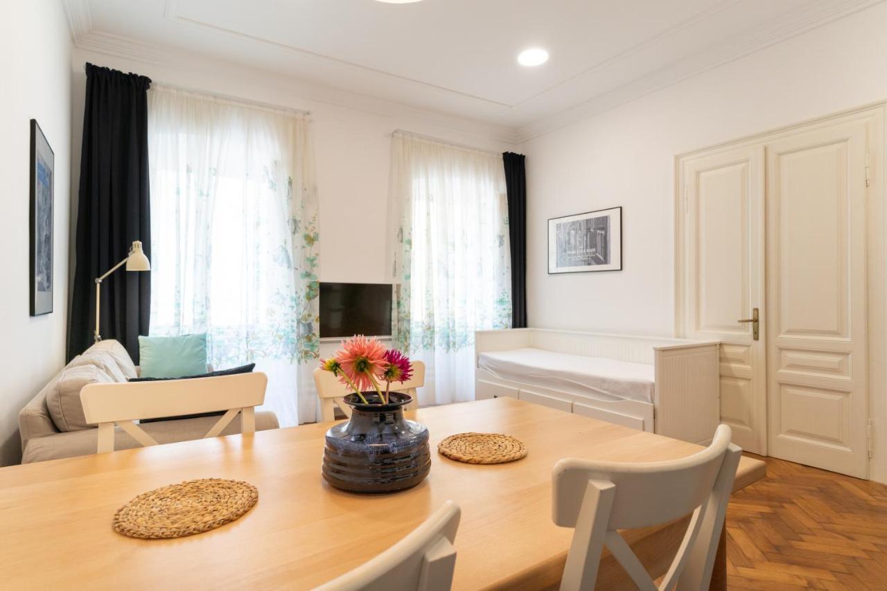 Mimi Carera Apartment & Room Ровінь Екстер'єр фото